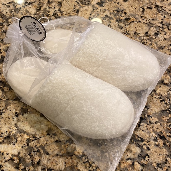 NWT Ivory Teddy Cuff Slippers - Picture 2 of 4